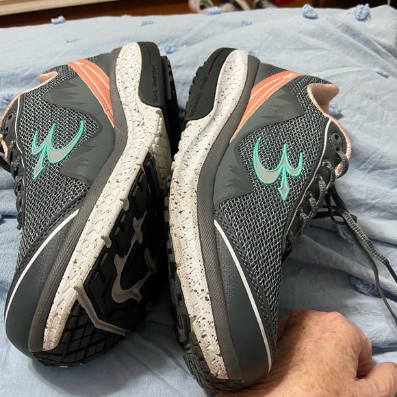 GDEFY SHOES. LIKE NEW - Picture 2 of 5